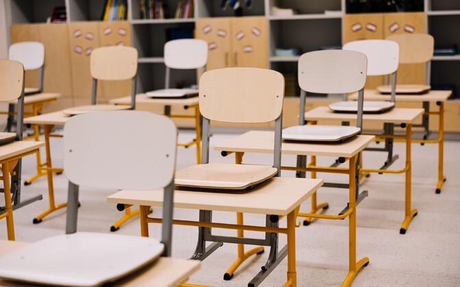 ナルバでは、言語の要件のために45人の教師が仕事を失う