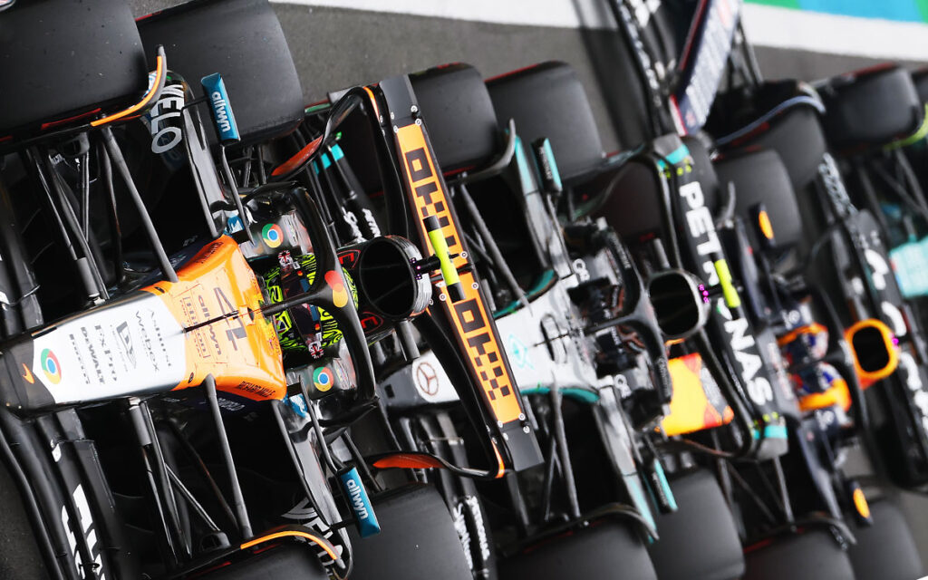 シルバーストン・サーキットのピットレーンで行列を作るF1マシン、2025年F1イギリスGP