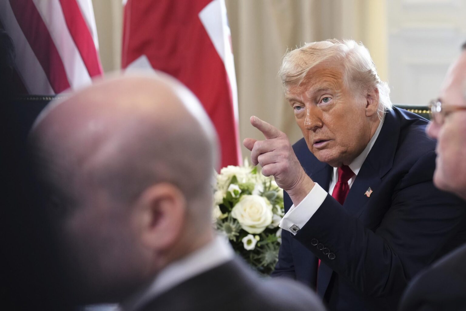 トランプは、彼の名前がジェフリーエプスタインファイルに植えられた可能性があると言います