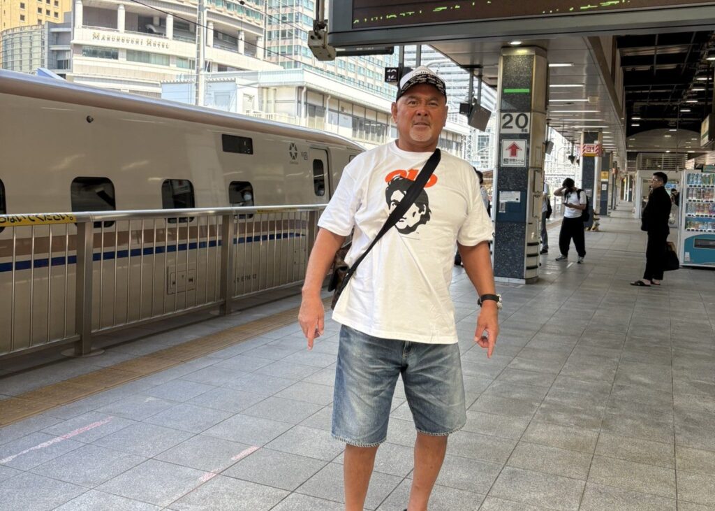 武藤敬司が石川県へ向かう様子を公開、駅のホームで見せたさわやかなTシャツ姿 | 話題の投稿 | スポーツブル (スポブル)