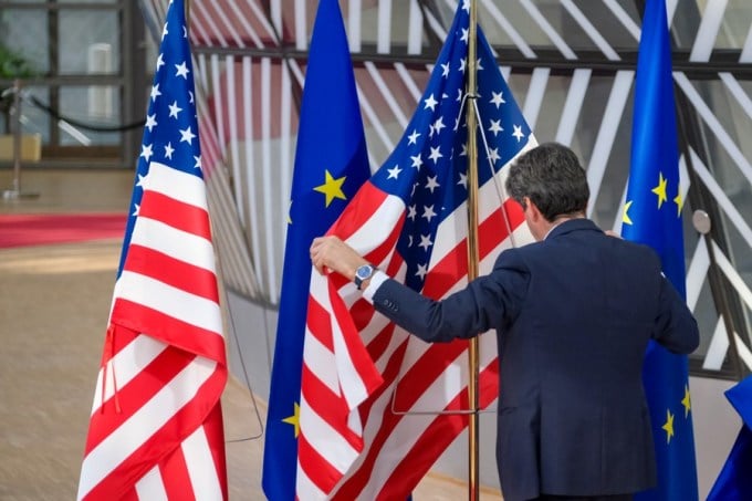 ジョー・バイデン米大統領が2022年3月24日、ベルギーのブリュッセルで行われた欧州理事会の会合に出席するため到着する前に、スタッフが米国旗を掲げている。写真：新華社