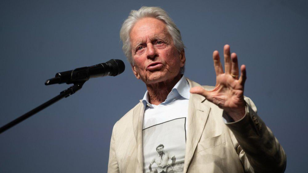 マイケル・ダグラスは演技に戻るという「意図はない」と私たちの理想主義は「今は存在しない」と言います：「人々はお金を稼ぐために政治に入っています」