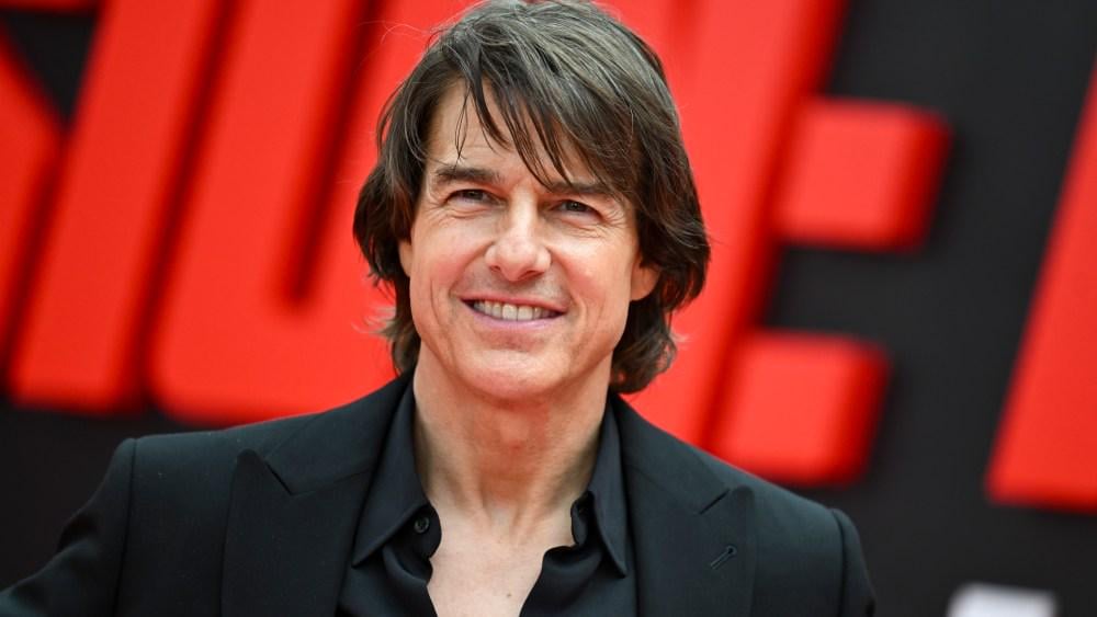トム・クルーズは、バンドが彼を「彼のキャリア全体で1つの良い映画にいない」「ろくでなし」として彼を焼いた数年後にオアシスのコンサートに参加します。