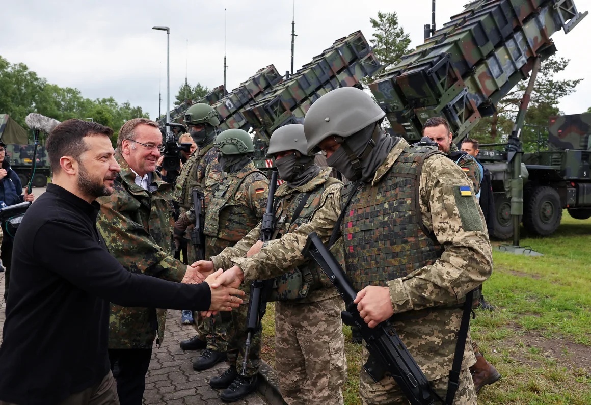 ウクライナ兵がパトリオット防空ミサイルシステムの訓練を受けるドイツの軍事訓練場を視察するゼレンスキー大統領＝２０２４年６月/Jens Büttner/AFP/Getty Images