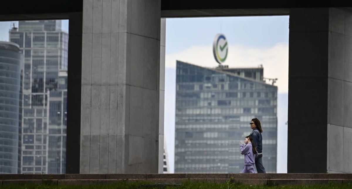 ロシア銀行大手ズベルバンクの前を歩く通行人＝６月、ロシア首都モスクワ/Alexander Nemenov/AFP/Getty Images
