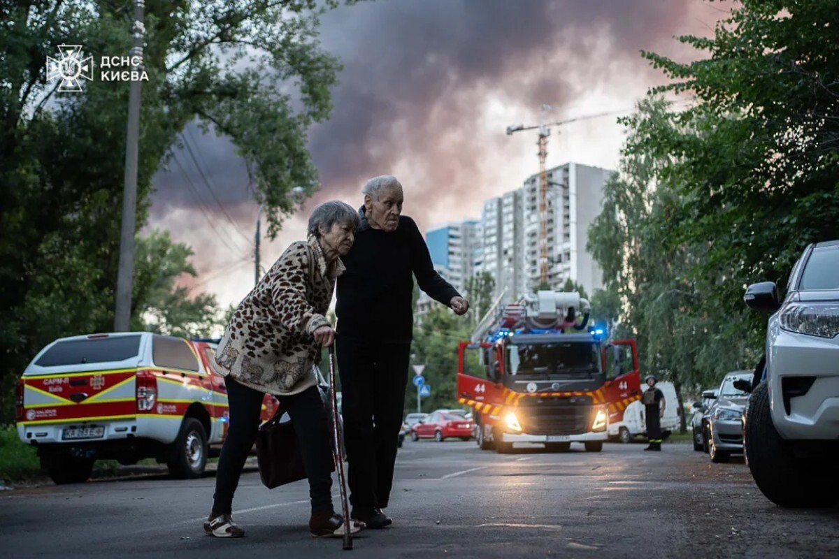 ロシアによるキーウ空爆後、住民が現場から避難する様子＝４日/State Emergency Service of Ukraine/Anadolu/Getty Images