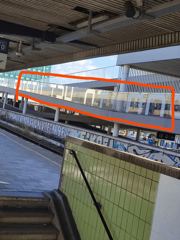 誰かがバーチェム駅の自転車駐車施設にあるものを解読できますか？