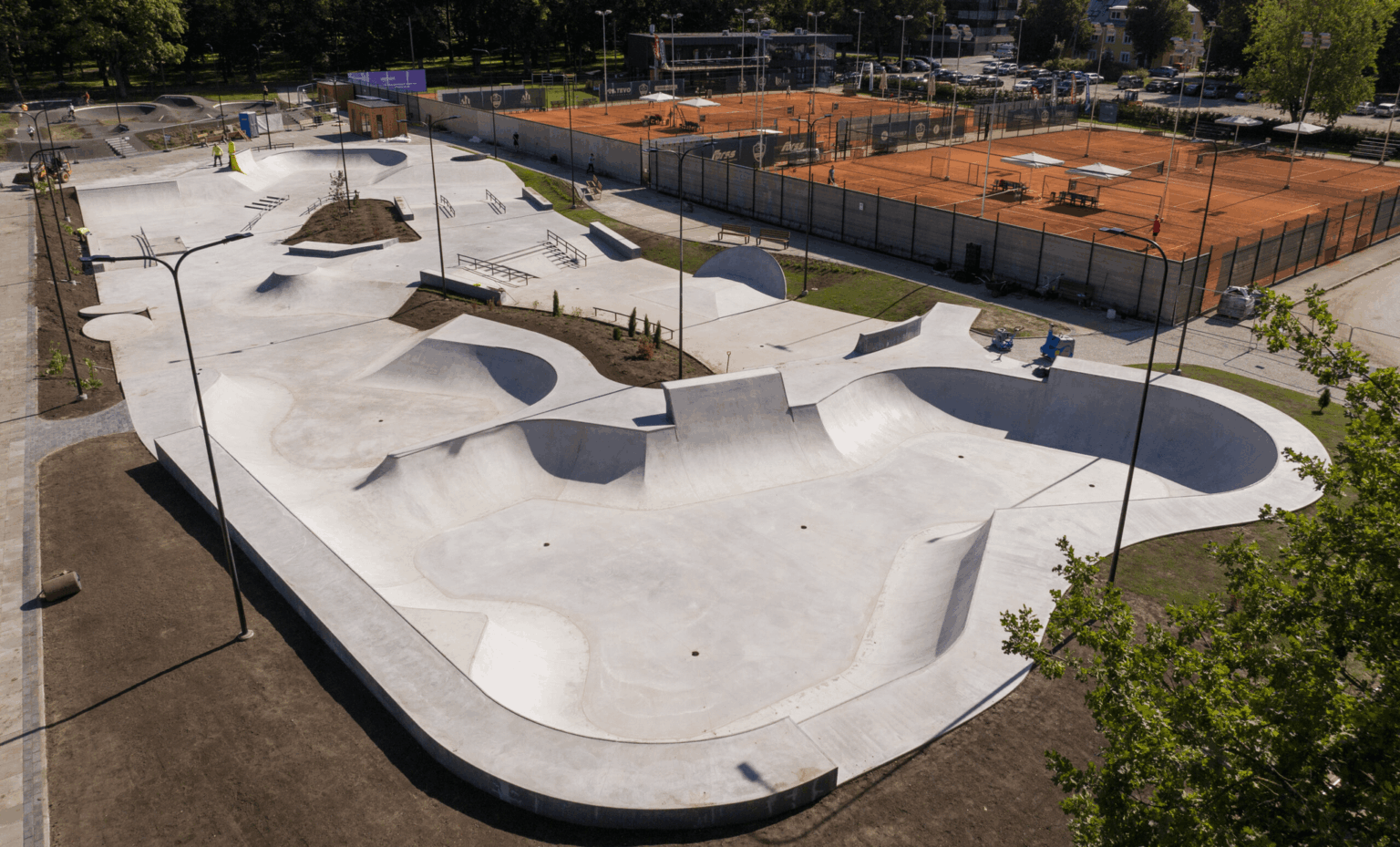 ランプで、昨年TartuのTähtvereSkateParkがやり直されたことを発見しました（以前はまともなコンクリートではありませんでした）。私に考えさせてください - エストニアで最高のスケートパークは何ですか？最大の、最も興味深い？