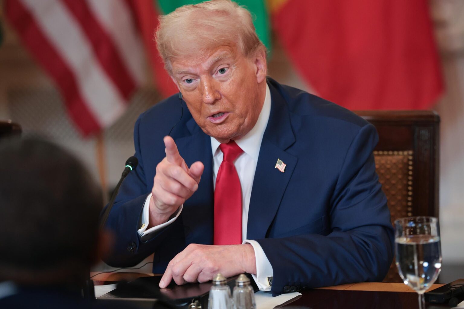 トランプは、レポートがジェフリーエプスタインへの誕生日の手紙を明らかにした後に応答します