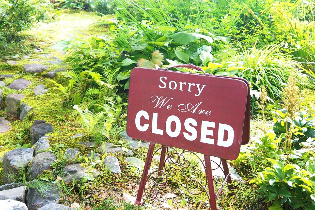 「閉店」と記載された看板