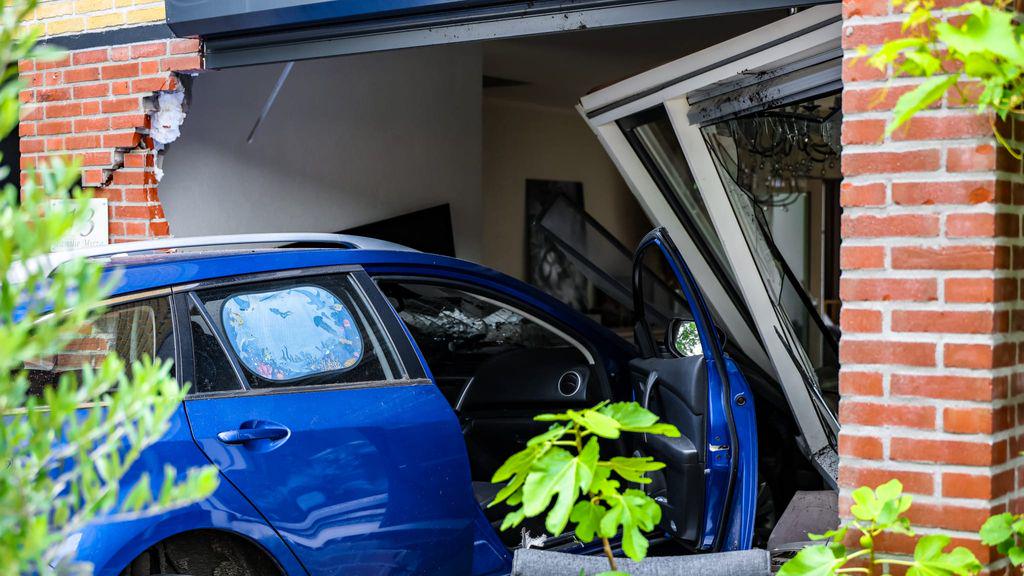 11歳の少女は、ヘンゲロの車の家で両親の監督の下でヘンゲロに車で行きます