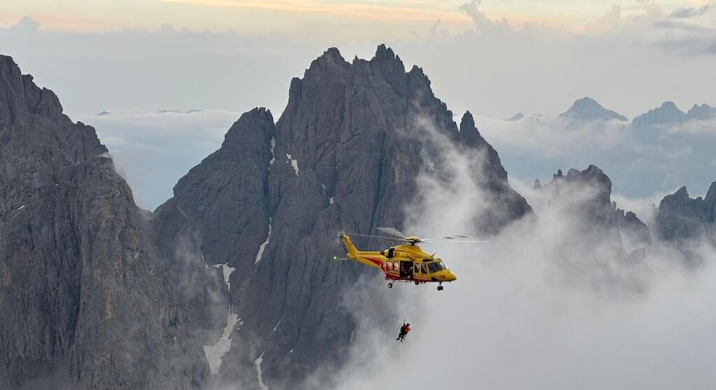 1か月間、山で80人以上が死亡しました