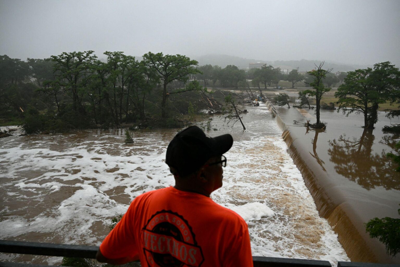 浸水したテキサス郡は、コストのために住民に警告する可能性のあるサイレンアラートシステムに反対しました