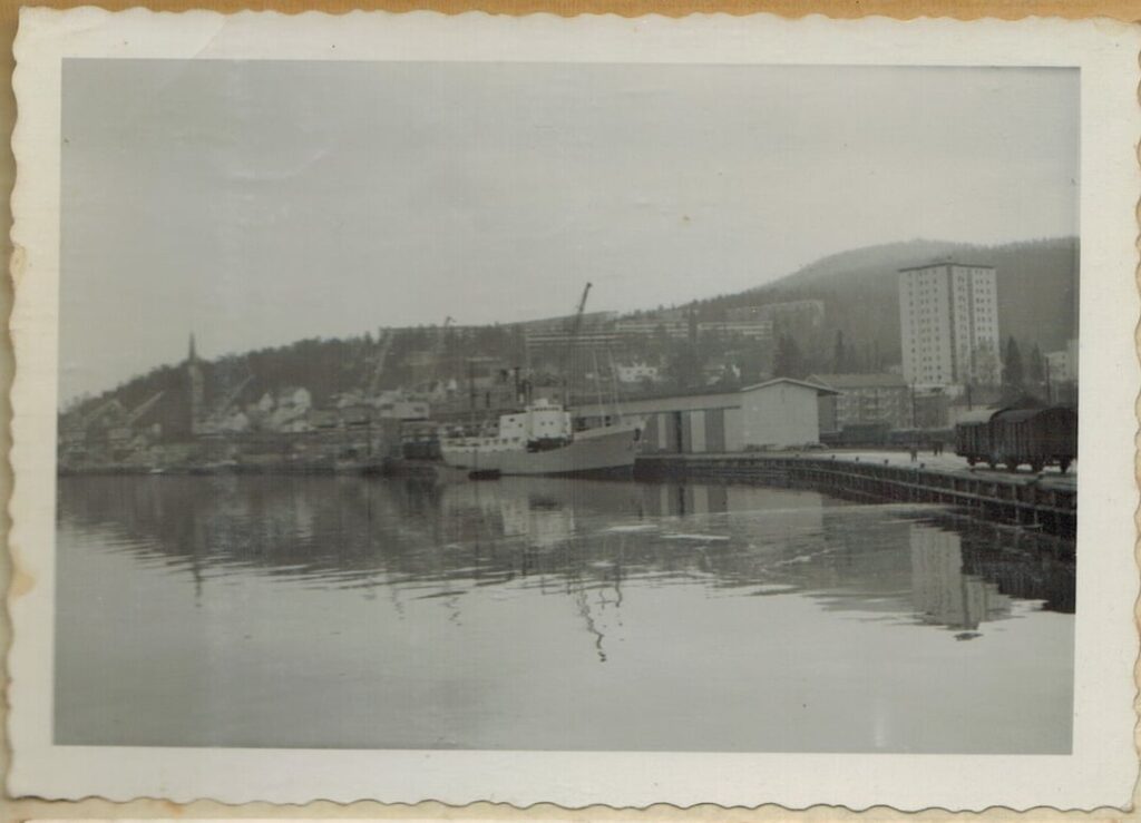 私の祖父母は1963年にノルウェーを訪れました。写真がどこから来たのか？