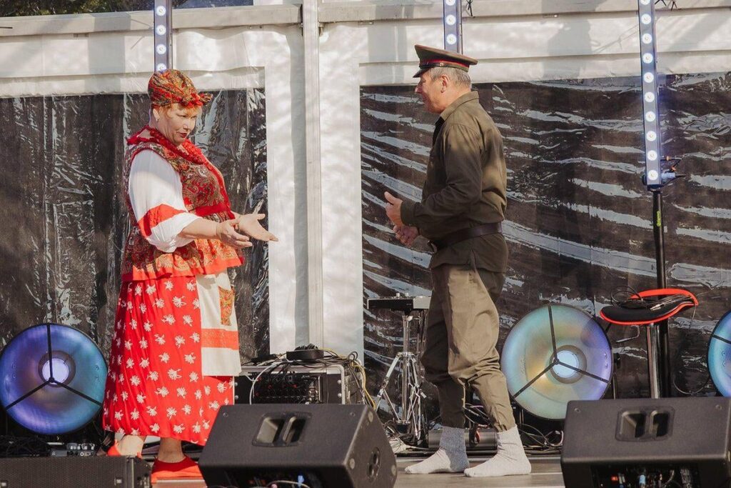 マールドゥ市の時代、アーティストはソビエト軍の制服を着て演奏しました。都市：このプログラムは、都市の多様な文化空間を反映しています