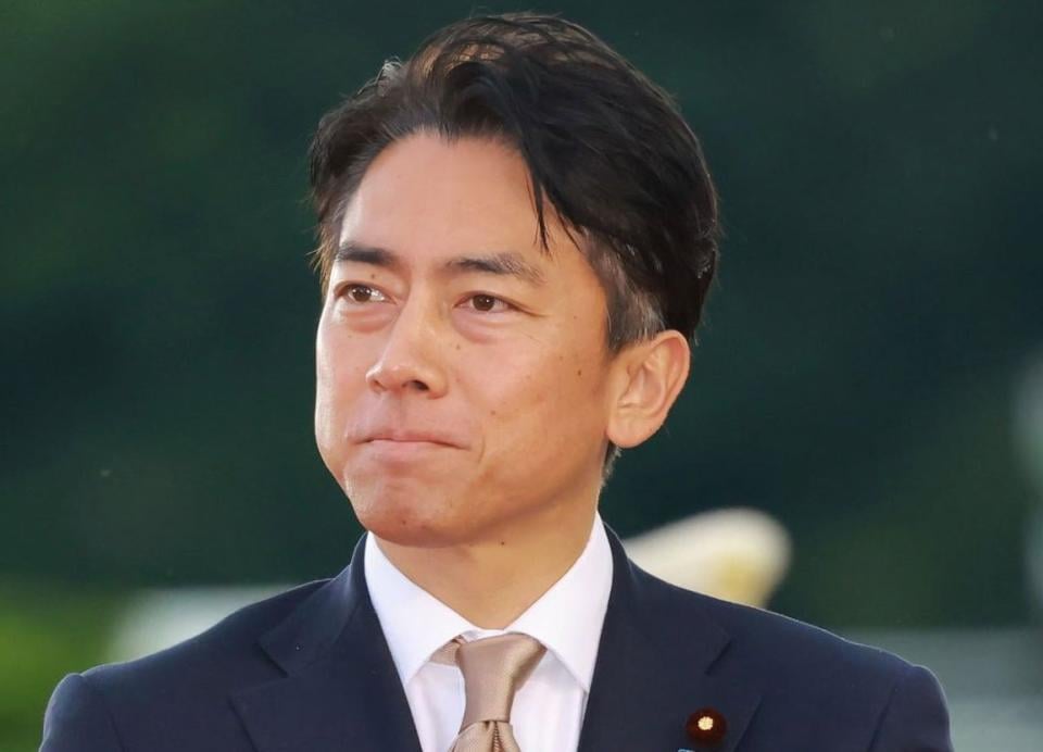小泉進次郎氏 なぜｗ演説先で「食レポ」動画を毎日ＳＮＳ 男２人で黙々プリン→「うーん、なめらか」 水ゼリー→「出てこない！」 「薄い食レポ」とイジられる