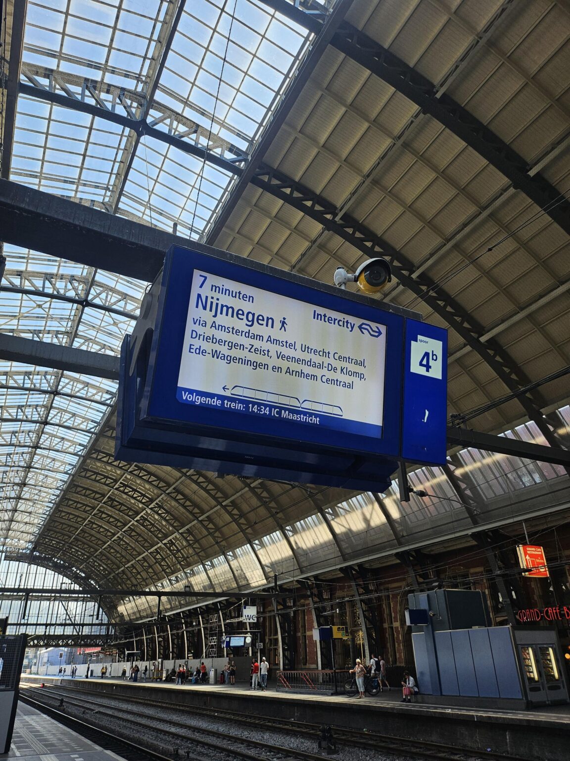Nijmegenへの列車は、Nijmegenに敬意を表して4日間の行進を称えて進行中の男性を示しています🚶