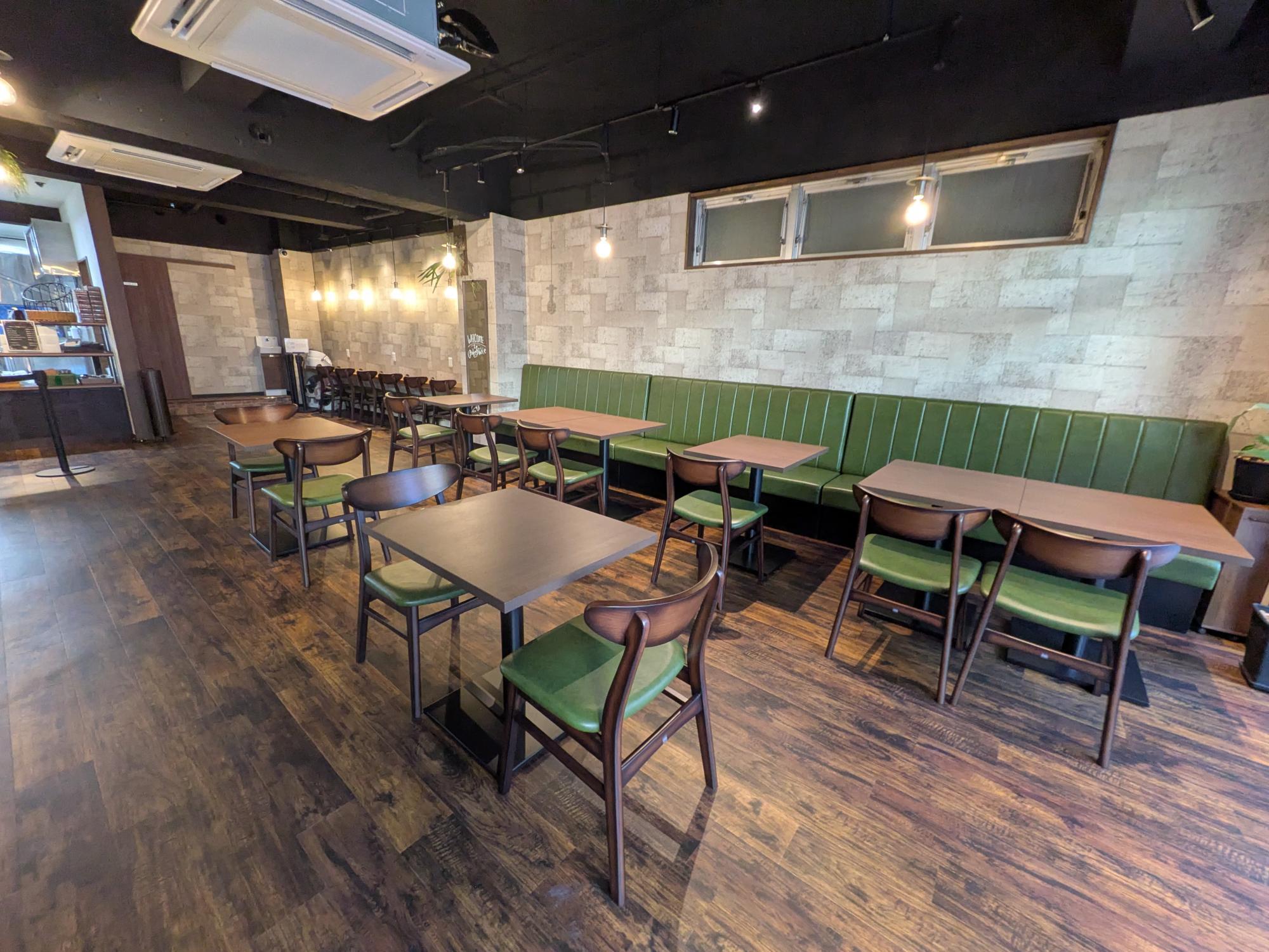 「BAKERY TABLE むぎ屋」のイートインスペース。