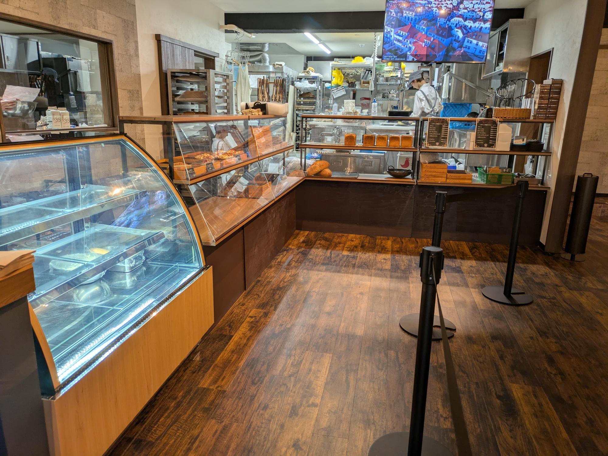 「BAKERY TABLE むぎ屋」のショーケース。