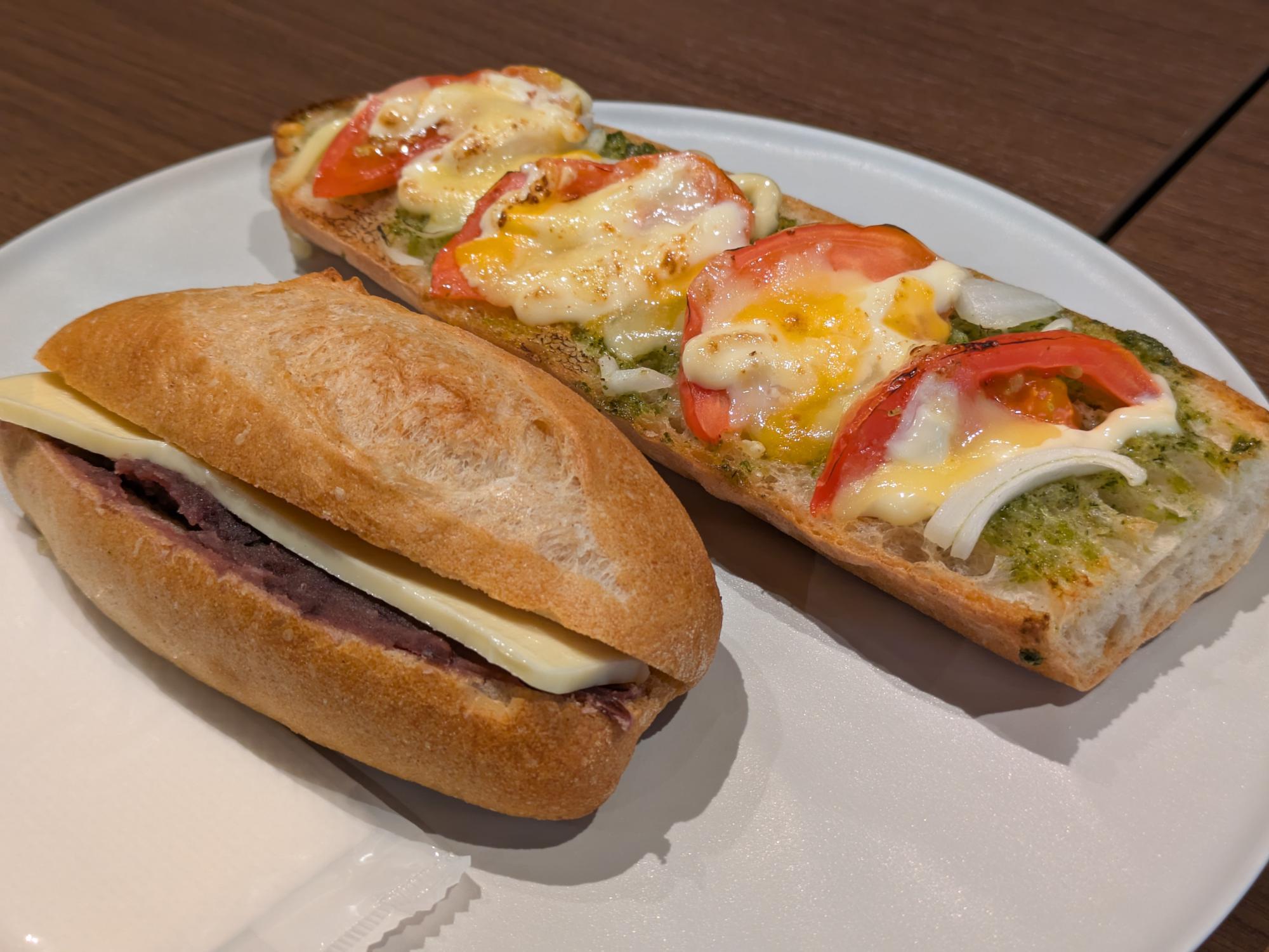 あんバターと、バジルトマトチーズをいただきます！