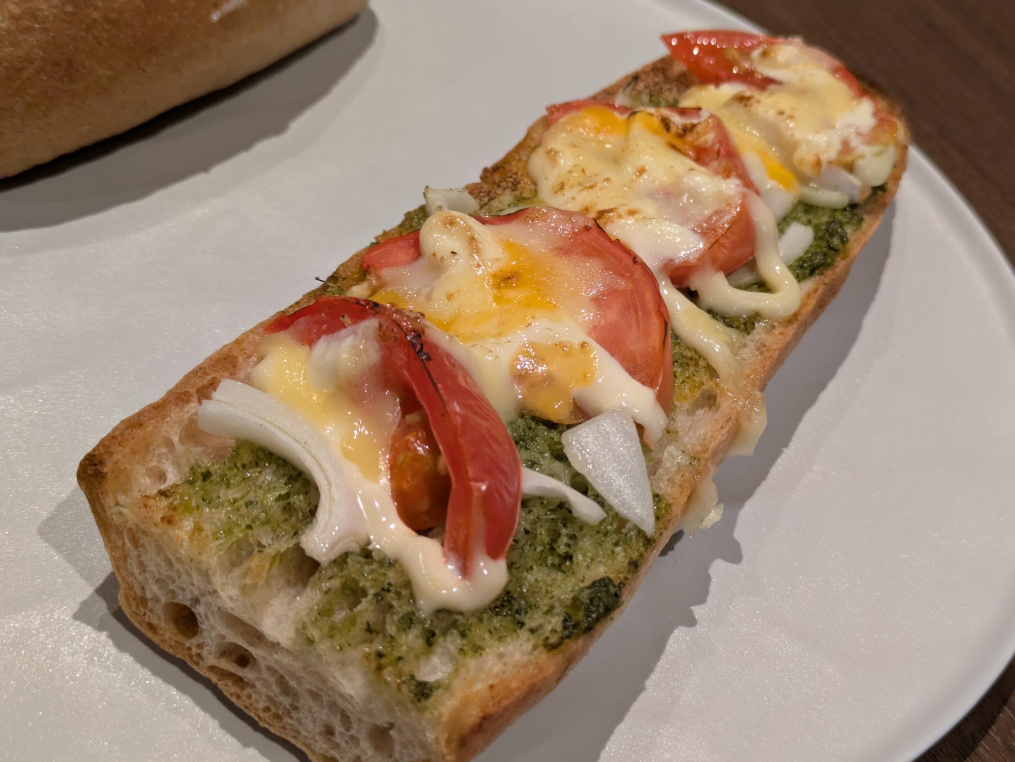 バジルトマトチーズはお店のコンセプトの「料理のように楽しめる惣菜パン」を体現。