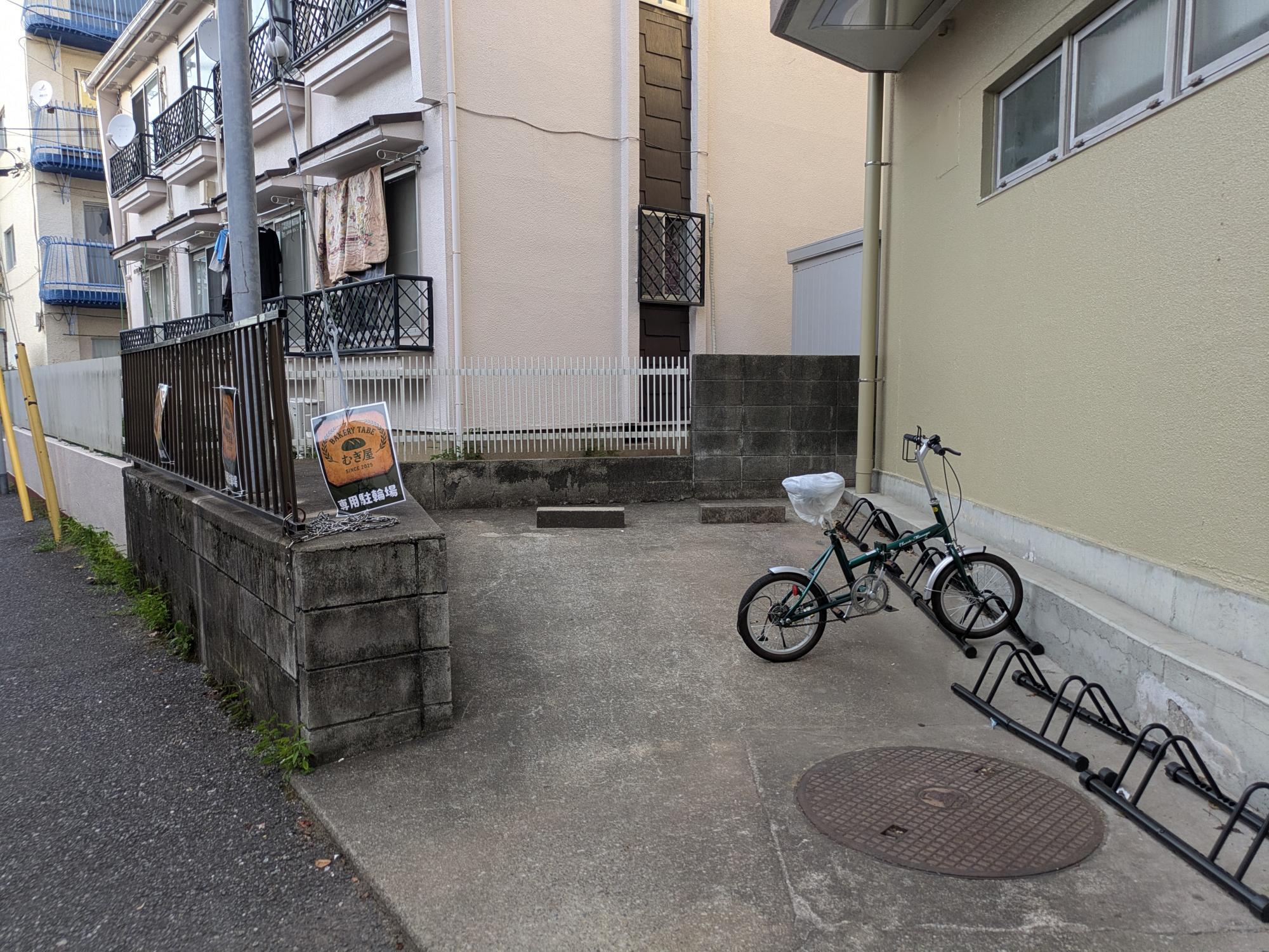 店舗裏手にある「BAKERY TABLE むぎ屋」の専用駐輪場。