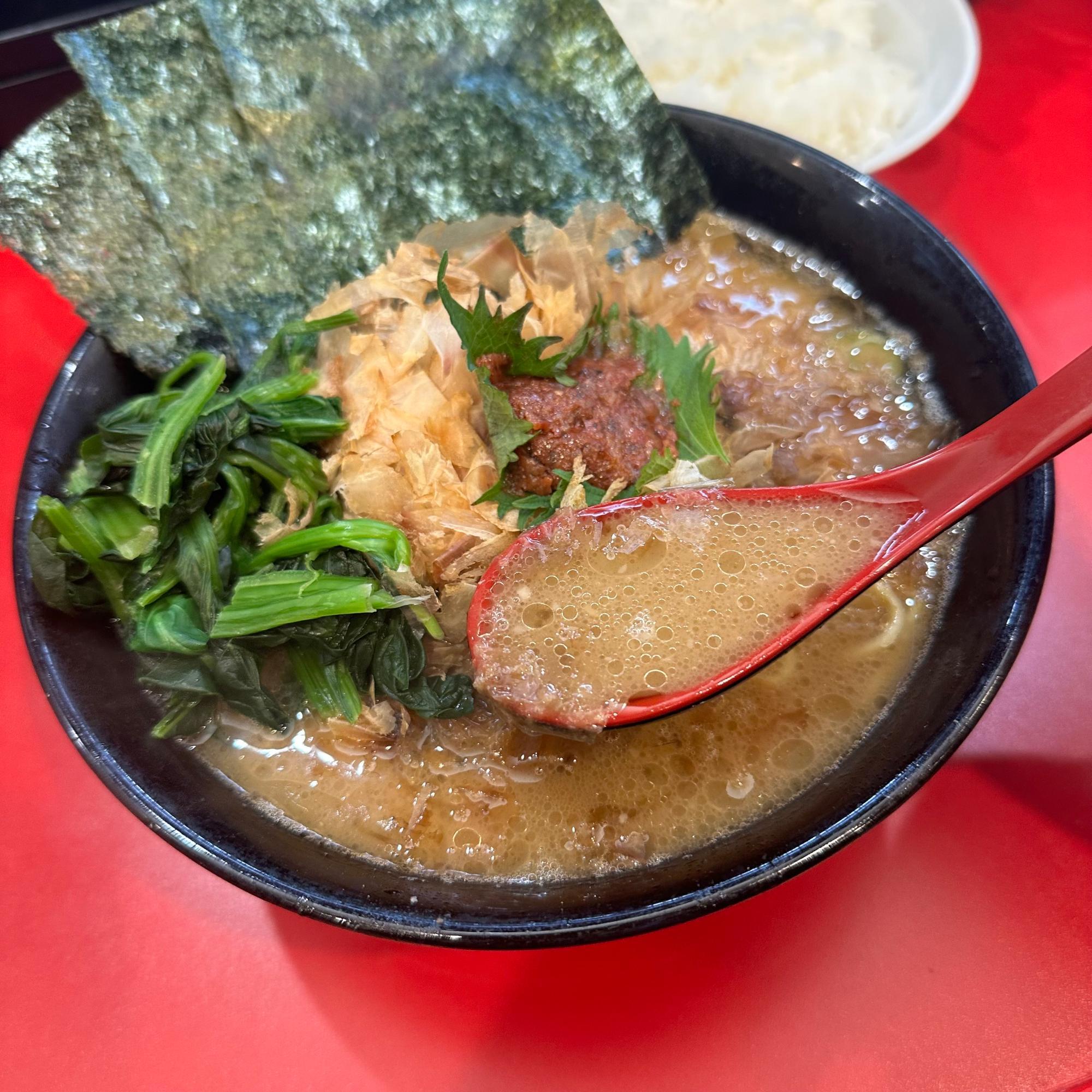 粘度のある豚骨醤油スープ。