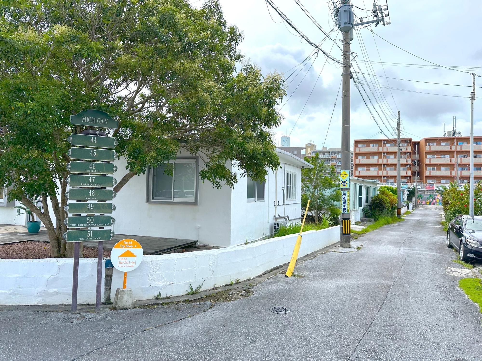 こちらの道を奥へ20秒ほど進むと左手に店舗が見えてきます。
