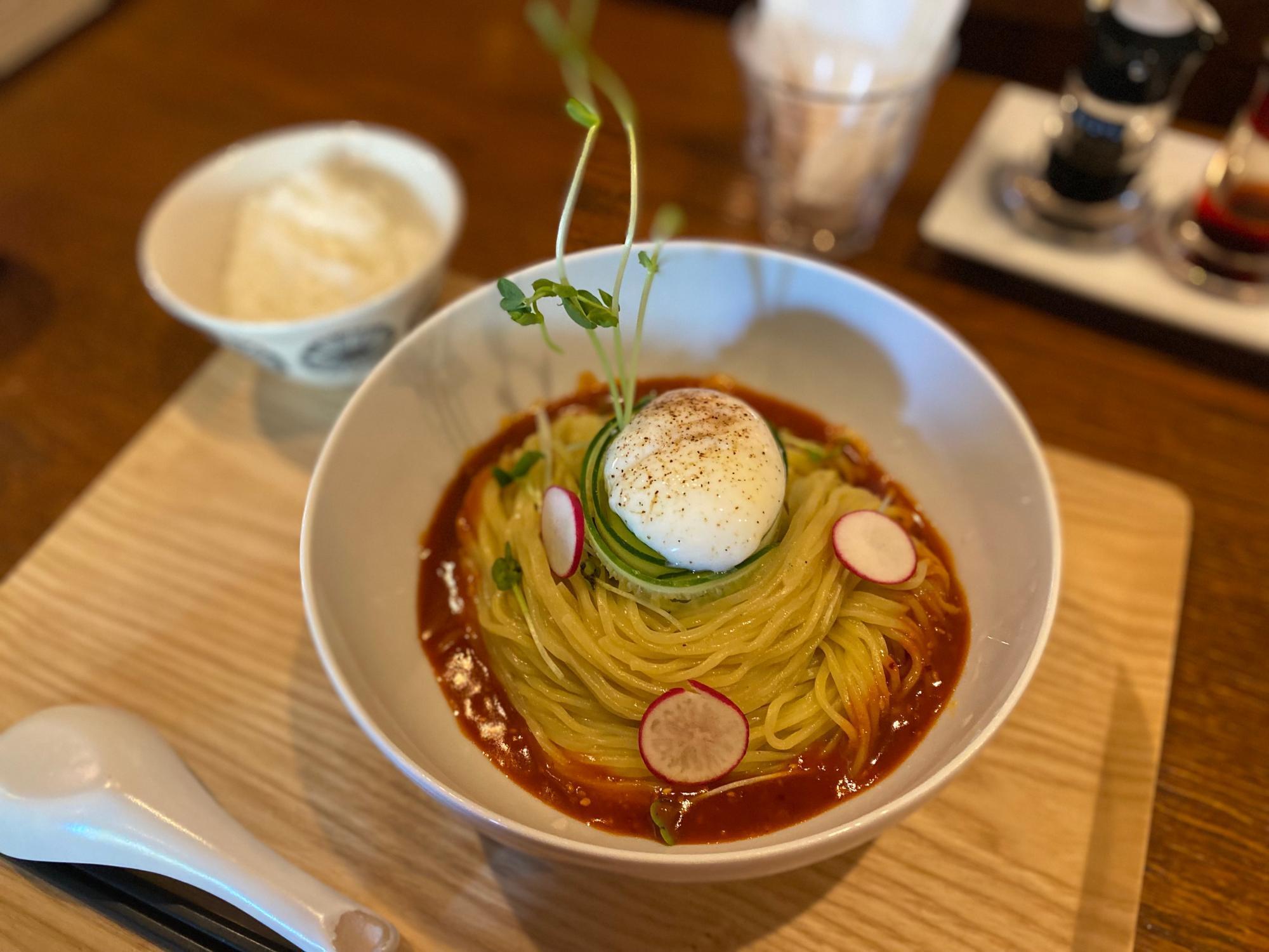 2024年夏に登場した人気焼肉店「麻布ホルモン舗」とのコラボ麺「「甘辛ピビン麺半熟卵のせ」