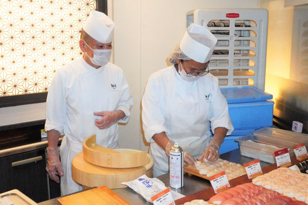 若手に寿司の握り方を教える