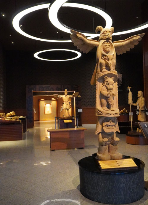 藤戸竹喜氏の木彫りギャラリーが客を迎えてくれる