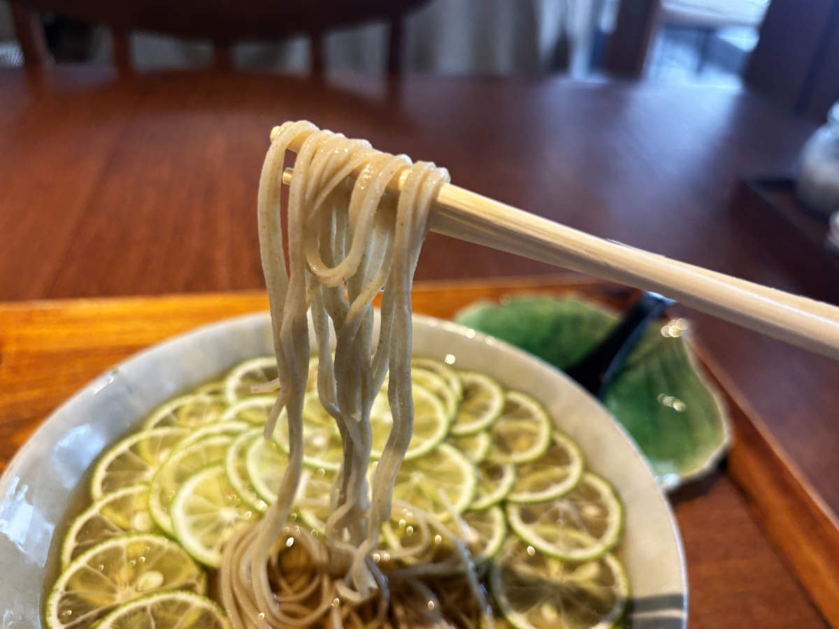 名店の美味しさを受け継ぎ10年！神戸三宮『そば処 堂源』で味わう数量限定すだち蕎麦 [画像]