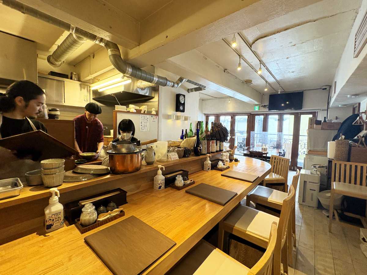 カウンター5席、テーブル4席の店内