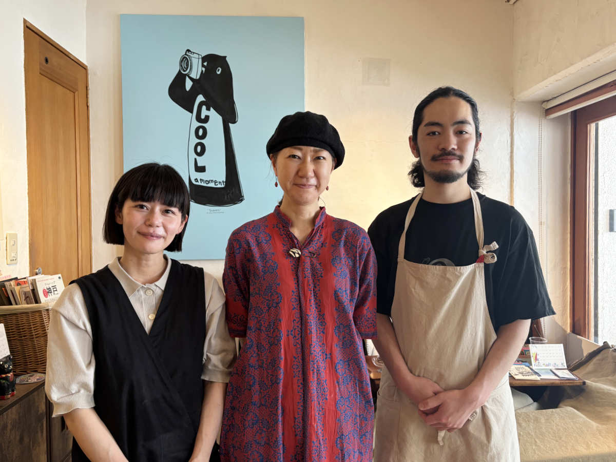 オーナーの東野ともえさん（中央）とスタッフのかおりさんとジョニーさん