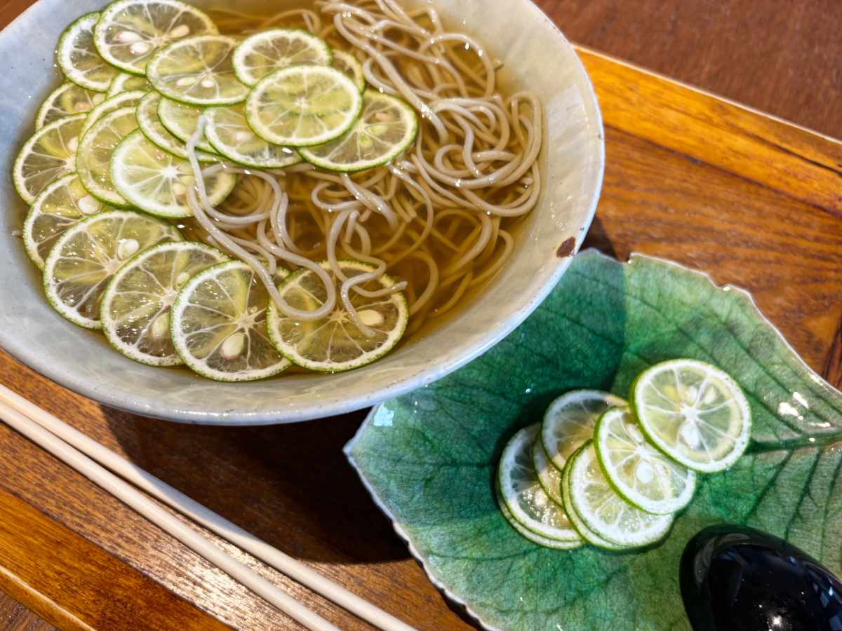 名店の美味しさを受け継ぎ10年！神戸三宮『そば処 堂源』で味わう数量限定すだち蕎麦 [画像]