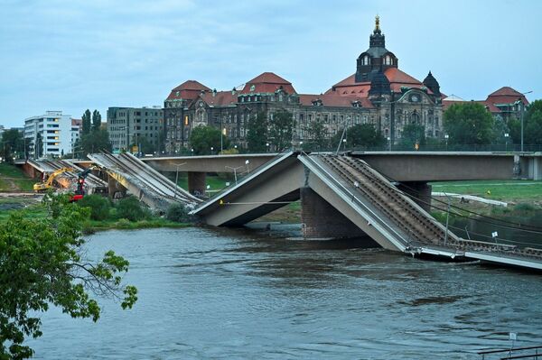 崩落の2日後のカローラ橋の様子。解体工事が始まっているようだ（2024年9月13日、写真：ロイター/アフロ）