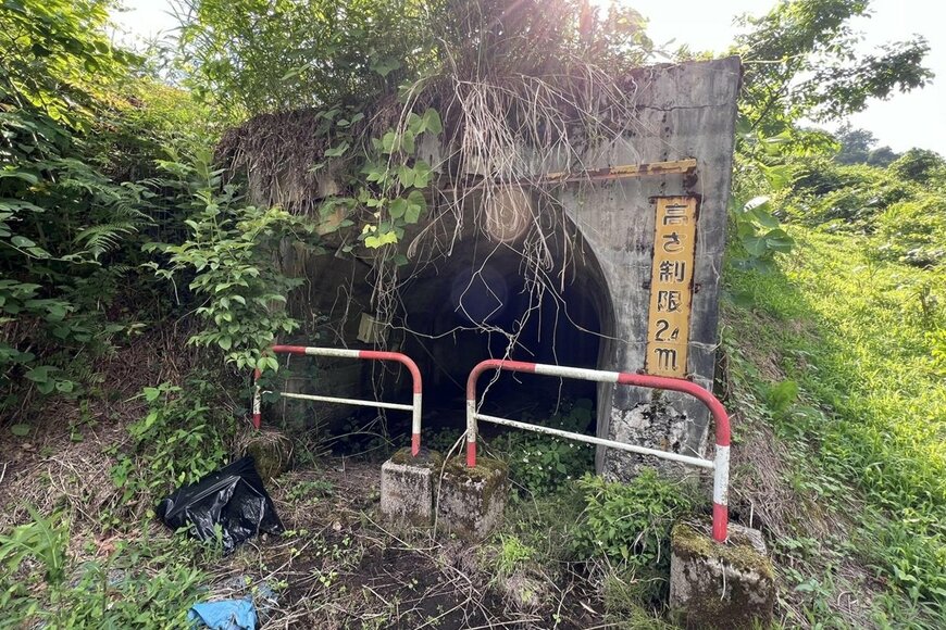 小学校の通学路だったトンネル