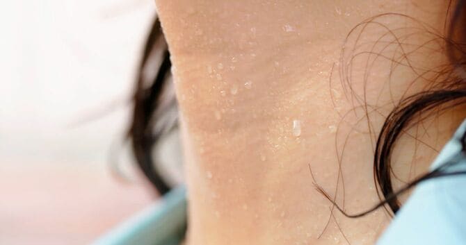 汗だくになっているビジネスウーマン