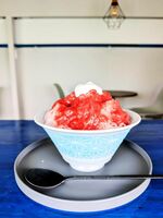 県産いちご「さがほのか」をぜいたくに使用し、いちごやミルクソースが絡み合うかき氷「いちご」（1200円）