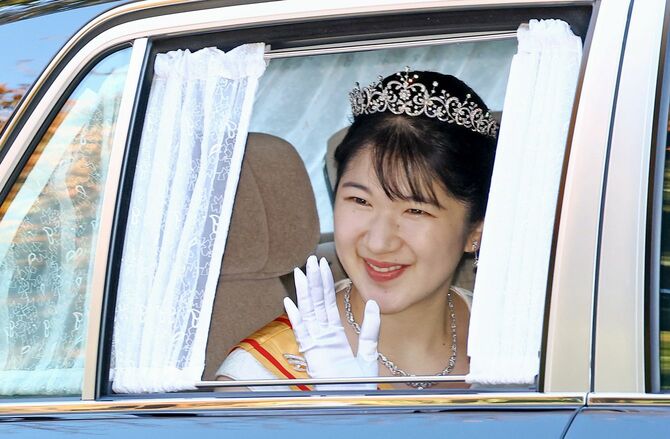 上皇ご夫妻への新年のあいさつのため、仙洞御所に入られる天皇、皇后両陛下の長女愛子さま＝2025年1月1日午後、東京・元赤坂（代表撮影）