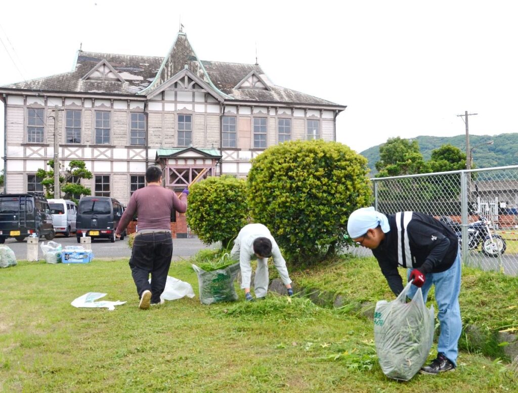 ゾンビランドサガ “聖地” 集結したファンが草刈り 唐津市歴史民俗資料館前の緑地 | まちの話題 | 佐賀県のニュース ゾンビランドサガ “聖地” 集結したファンが草刈り 唐津市歴史民俗資料館前の緑地 | まちの話題 | 佐賀県のニュース