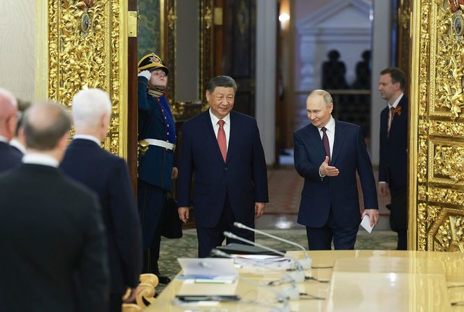 ロシアのプーチン大統領はモスクワのクレムリンで現地時間2025年5月8日午前、中国の習近平国家主席と会談した。写真は会談会場に入るプーチン大統領と習近平氏（正面左）〔新華社＝中国通信〕