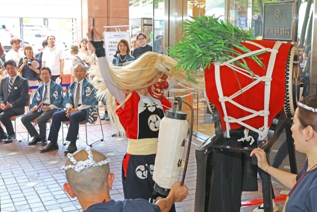 「佐渡島の金山」世界遺産の登録決定から1年、新潟伊勢丹（新潟市）でセレモニー 鬼太鼓の演舞で祝福 - 新潟日報デジタルプラス
