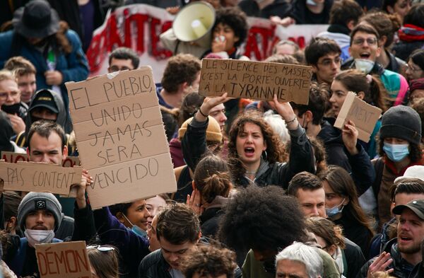 マクロン大統領が進める定年引き上げに抗議する人々（写真：Â© Prensa Internacional via ZUMA Press Wire/共同通信イメージズ）