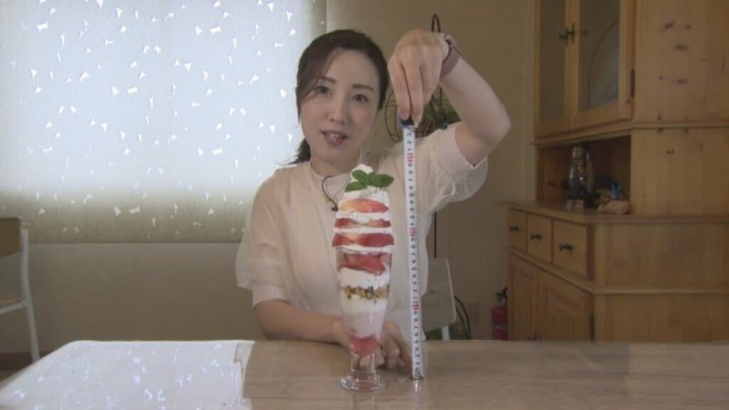 なんと高さ30cm！ 旬のモモを丸ごと１個使った巨大モモパフェ 今年も登場！ 山梨・甲州市 | 山梨のニュース | ＵＴＹテレビ山梨 (2ページ) - TBS NEWS DIG