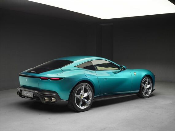 前車軸のうしろにV8エンジンを搭載して後輪を駆動する（写真：Ferrari）