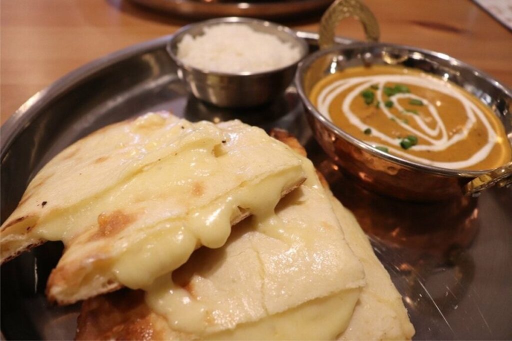 インド料理店で「カレー」をテイクアウトしたら…　容器に書かれていた「謎の言葉」に思わずほっこり | LIMO | くらしとお金の経済メディア