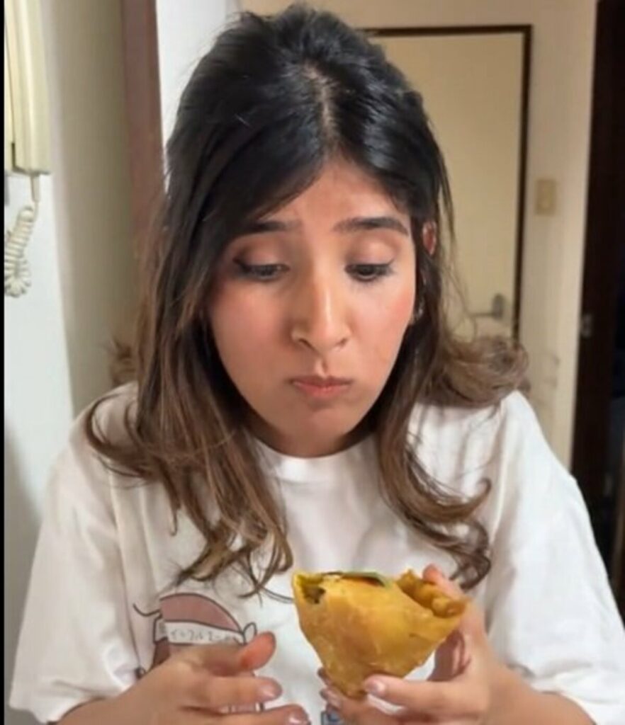 サモサって知ってる？インド人が紹介するインド料理が話題！「そんなに大きいの？」〈これが普通の大きさです〉 赤と緑のソースで楽しみます | LIMO | くらしとお金の経済メディア