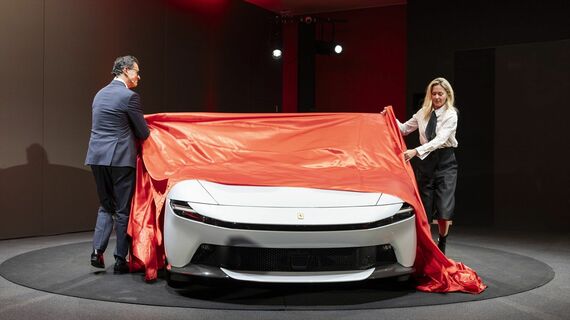 フラビオ・マンツォーニ氏（左）の手でアンヴェールされた（写真：Ferrari）