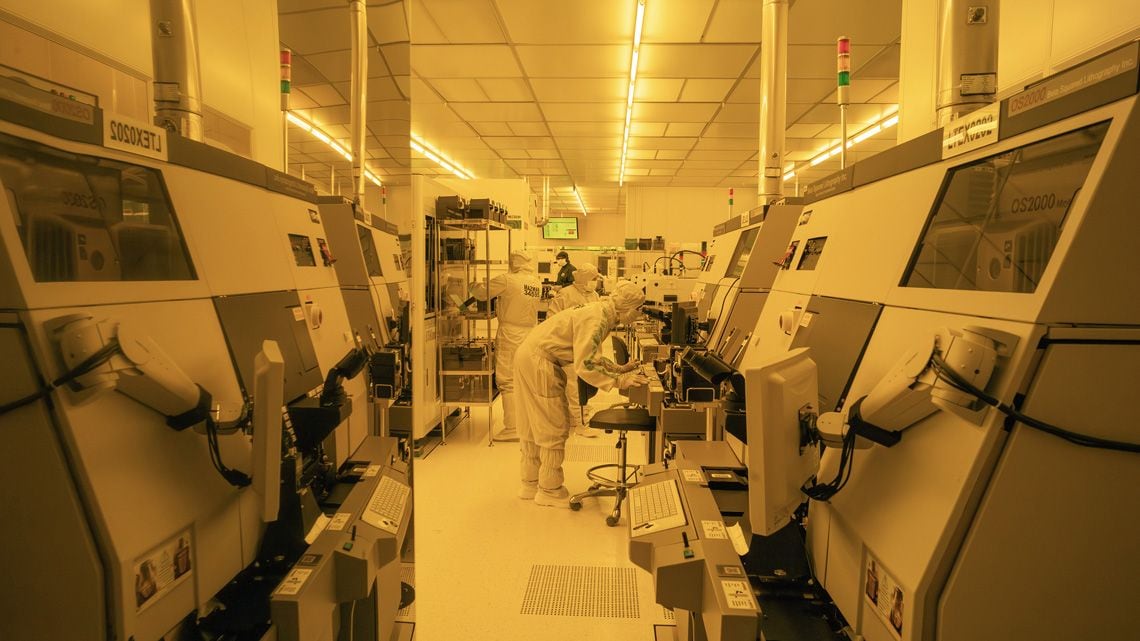 クリーンルームで作業する様子